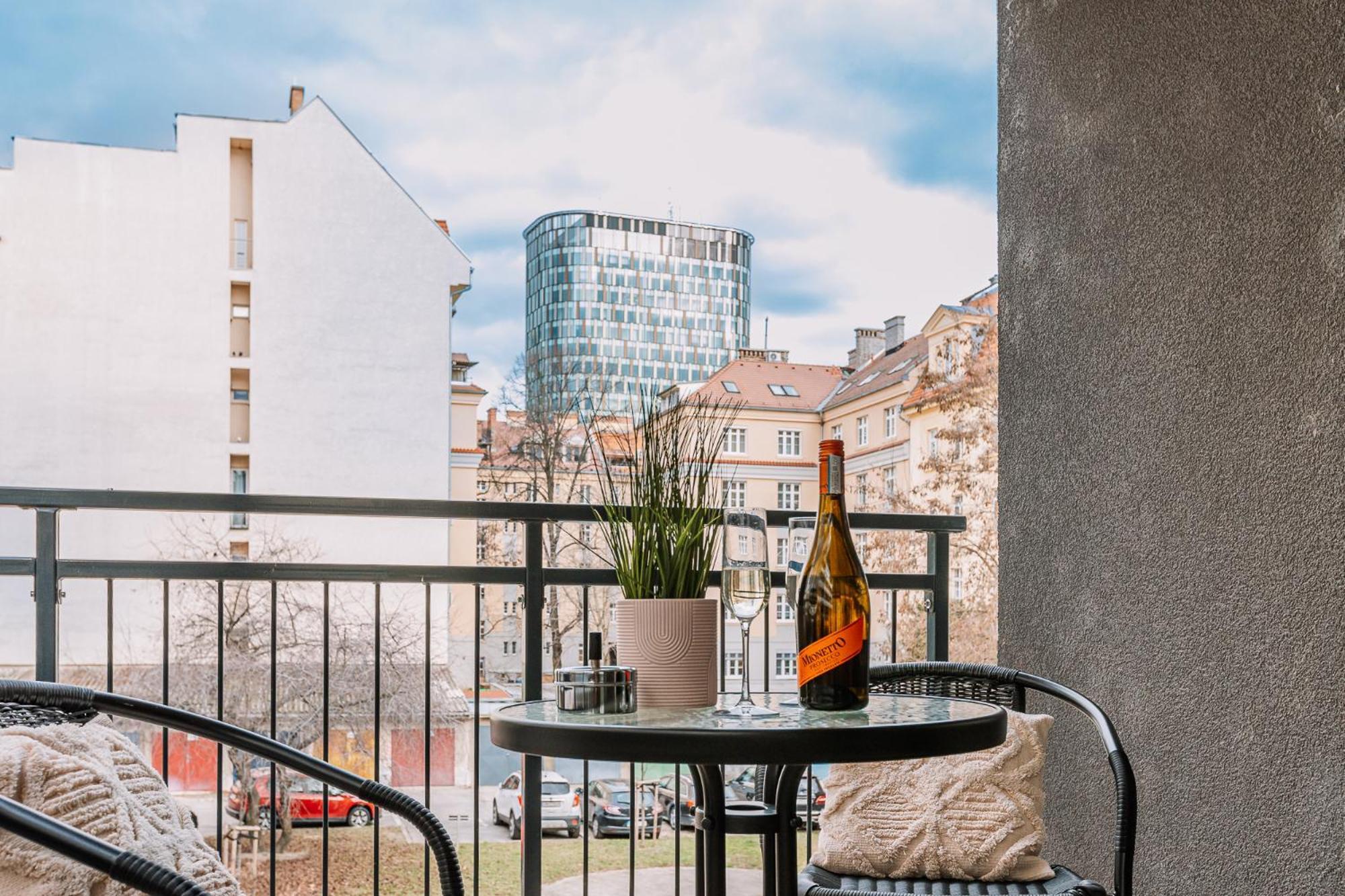 Skau 2 Old Town Family & Business Apartment 2 Floor Free Parking Bratislava Esterno foto